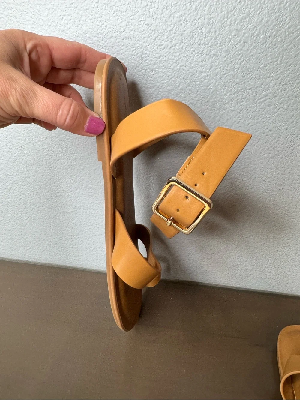 NWOT 9.5 women’s Universal Thread Tan Strappy Toe-Loop Ankle Sandals